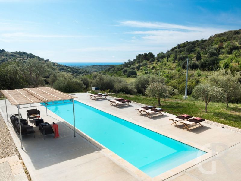 villa-contrada-pool-mit-sonnenliegen.jpg