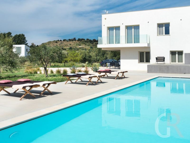 villa-contrada-pool-und-villa.jpg