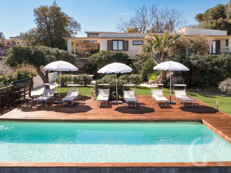 villa-coralia-pool-und-ferienhaus.jpg