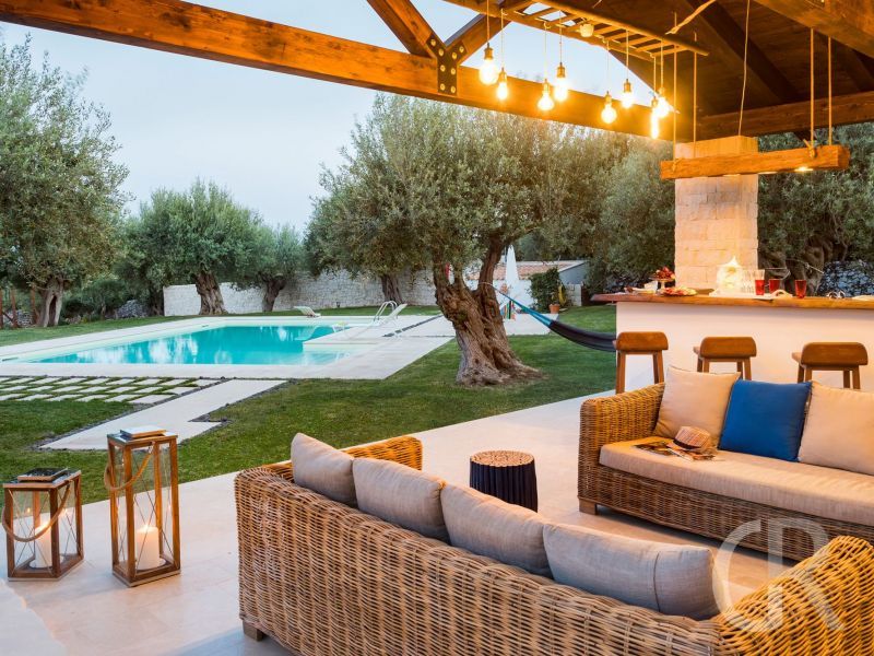 villa-corte-moscata-gemuetlicher-sitzplatz-am-pool.jpg