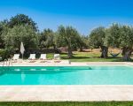 villa-corte-moscata-sonnenliegen-am-pool.jpg