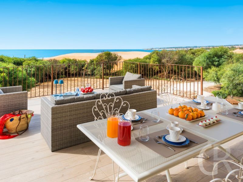 villa-dafne-terrasse-und-strand.jpg