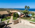 villa-del-mito-blick-auf-das-haus-und-das-meer.jpg