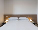 villa-dimora-bufalefi-schlafzimmer-doppelbett.jpg
