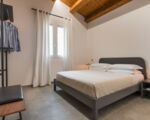 villa-dimora-bufalefi-schlafzimmer-mit-doppelbett-im-ersten-stock.jpg