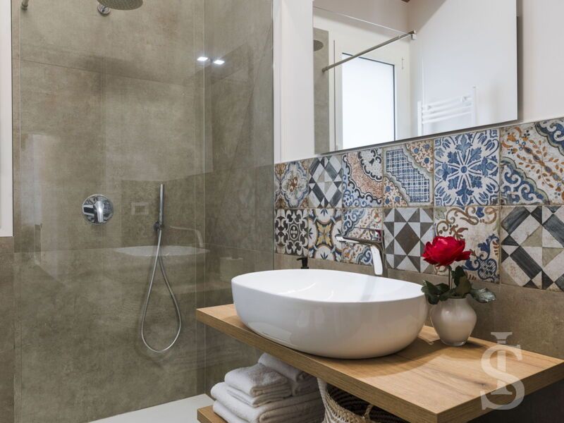 villa-dimora-bufalefi-waschbecken-und-dusche-im-ersten-stock.jpg