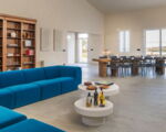 villa-dimora-bufalefi-wohnbereich-innen-mit-esstisch-und-couchmoebeln.jpg