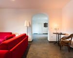 villa-etna-retreat-wohnraum-mit-sofa.jpg
