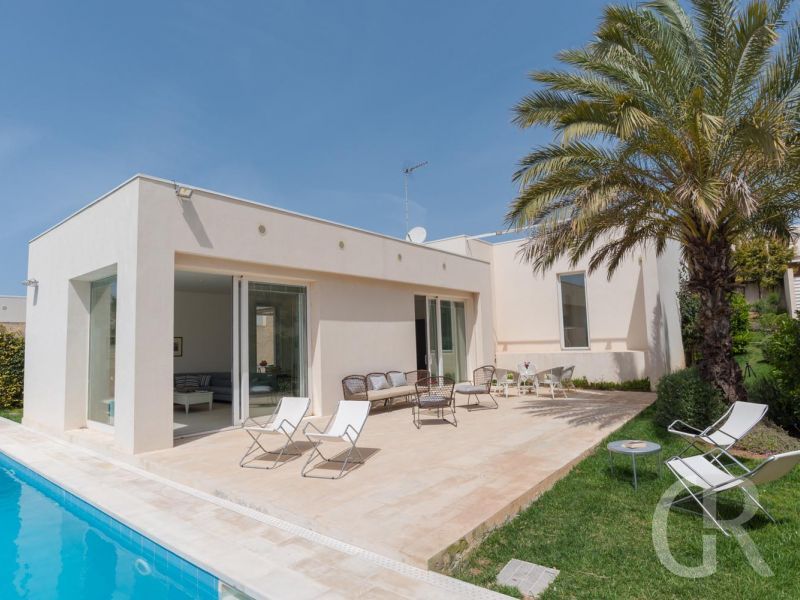 villa-federica-weisse-sonnenliegen-am-pool.jpg