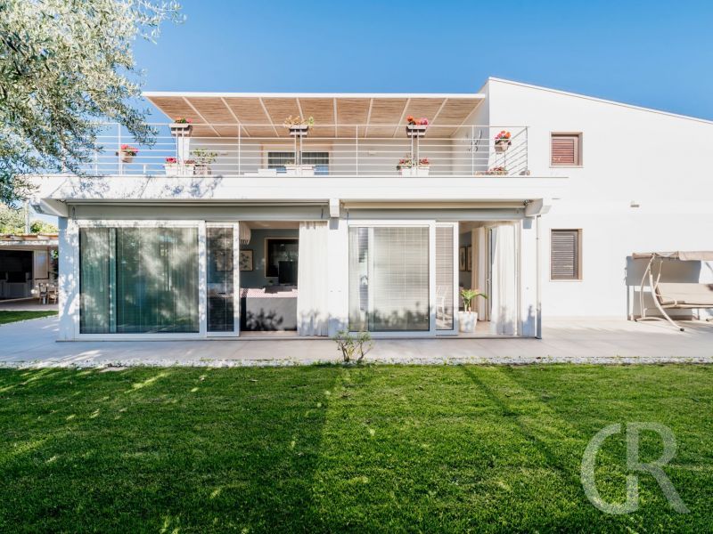 villa-flora-blick-auf-die-villa-und-rasenjpg.jpg