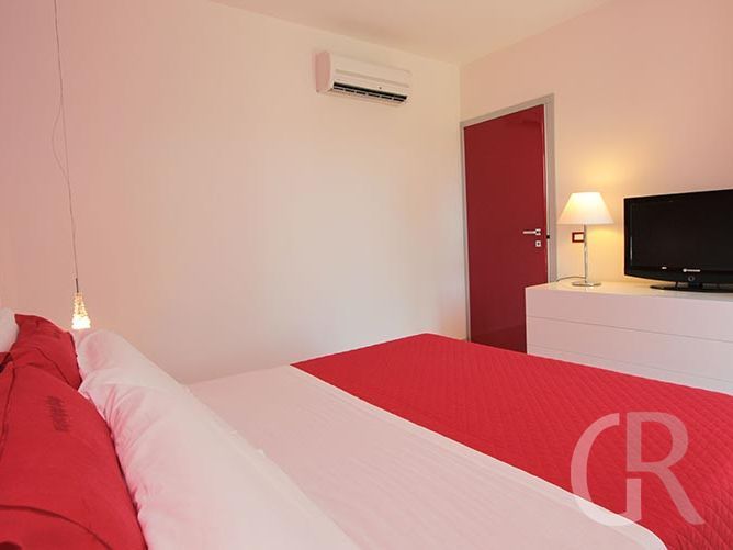 villa-flora-schlazimmmer-mit-doppelbett-und-tv.jpg