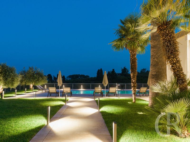 villa-gianos-garten-am-abend.jpg