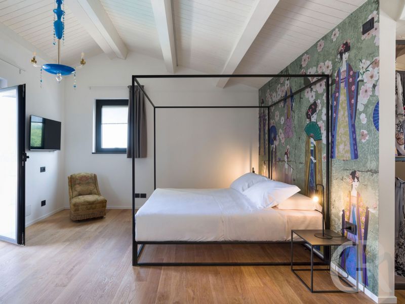 villa-gianos-grosses-weisses-bett.jpg