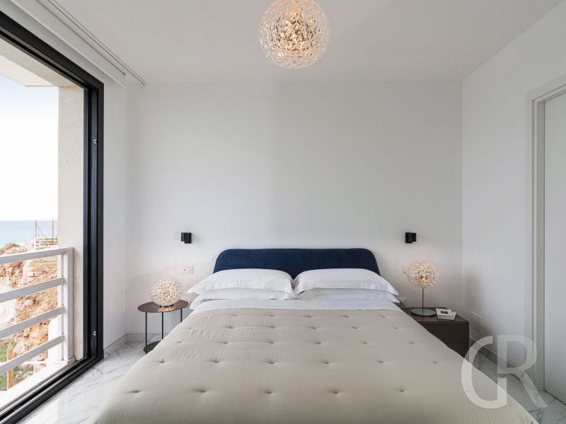 villa-hermes-bett-mit-fenster-zum-meer.jpg