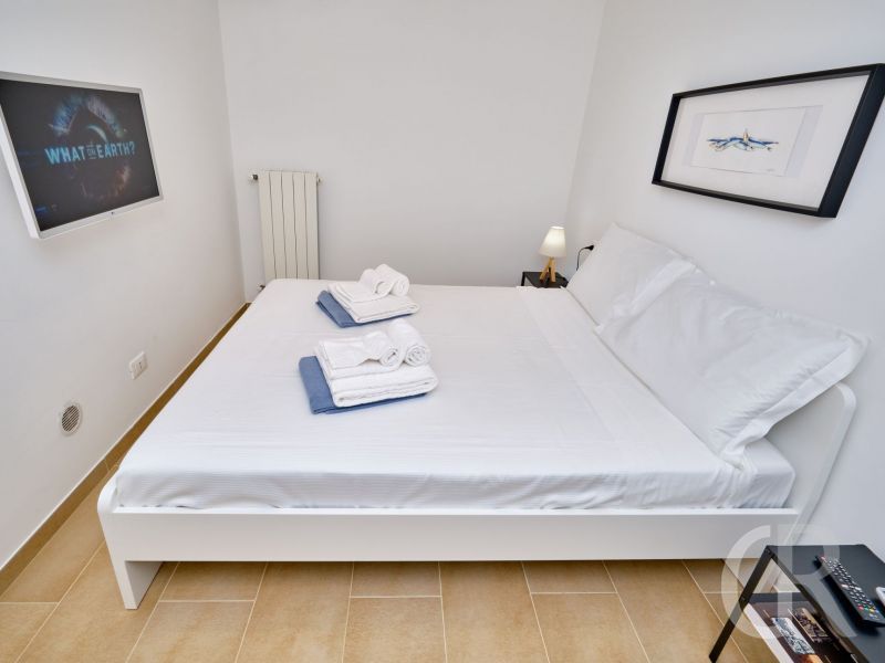 villa-ibla-schlafbereich-mit-doppelbett.jpg