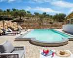 villa-kika-sonnenliegen-am-pool.jpg