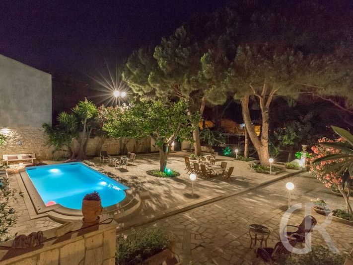 villa-la-forma-pool-bei-nacht.jpg