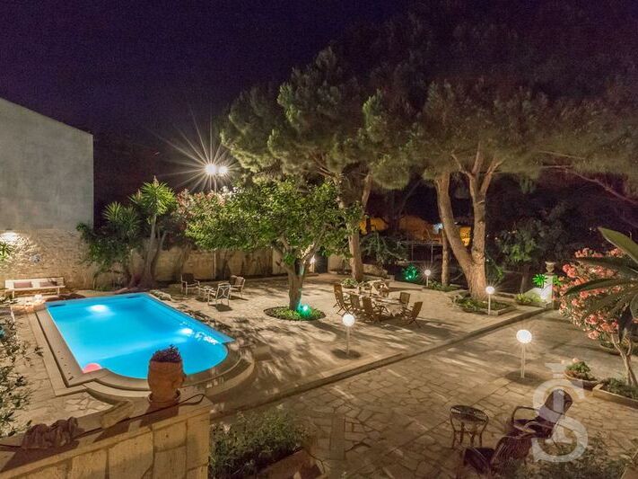 villa-la-forma-pool-bei-nacht.jpg