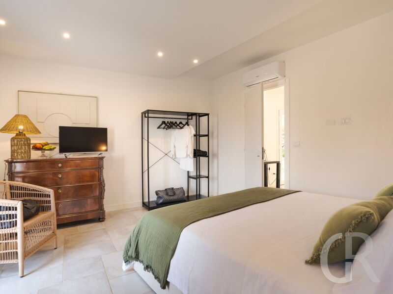 villa-maddalena-schlafzimmer-mit-schrank-und-bett.jpg