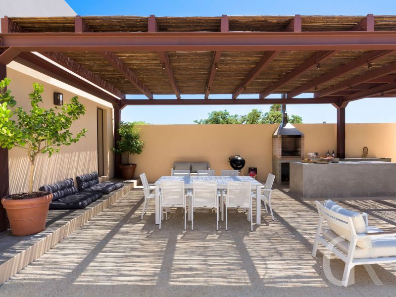 villa-magnolia-essstisch-auf-der-terrasse.jpg