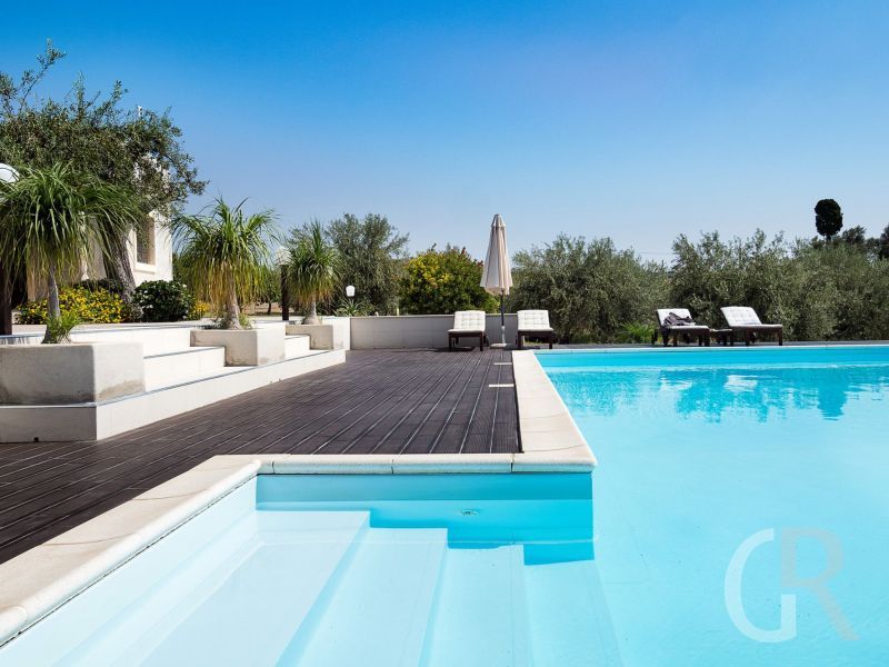 villa-mara-schwimmbad-mit-sonnenliegen.jpg