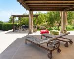 villa-mara-sonnenliegen-in-der-pergola.jpg