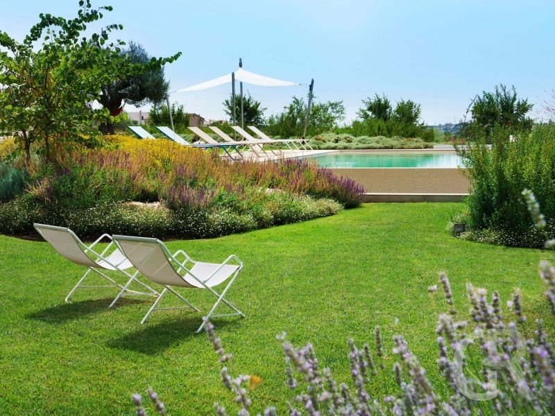 villa-meravilla-garten-und-sonnenliegen.jpg