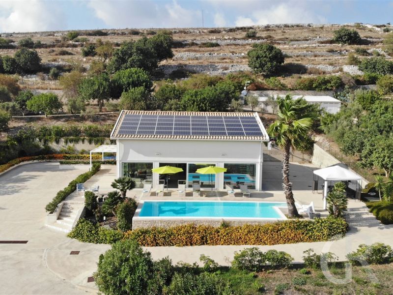villa-nausica-blick-auf-pool-und-haus.jpg