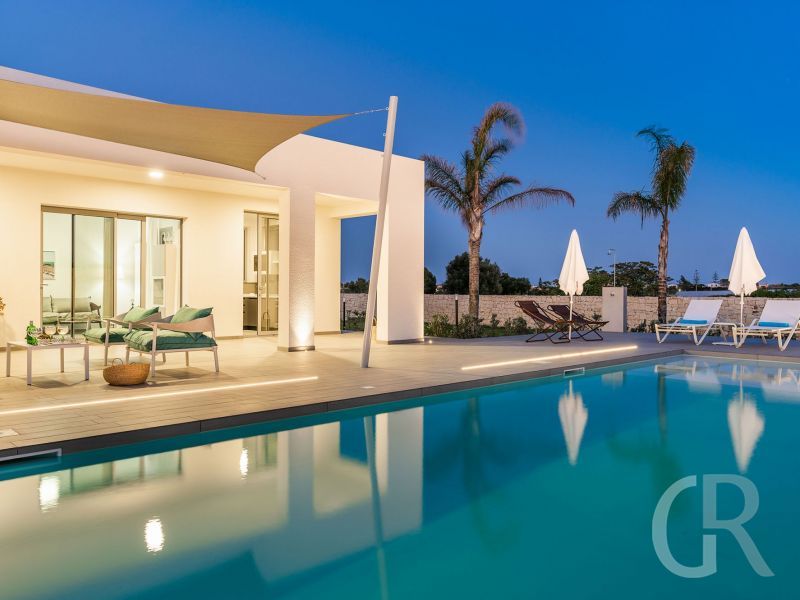 villa-nica-pool-am-abend-mit-beleuchtung.jpg
