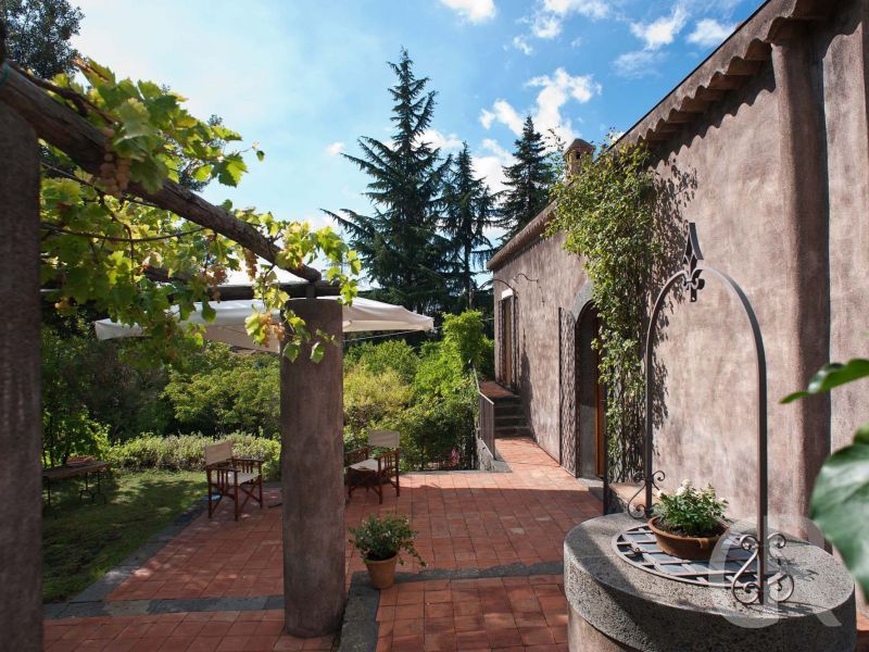 villa-palmento-monterosso-garten-mit-brunnen.jpg