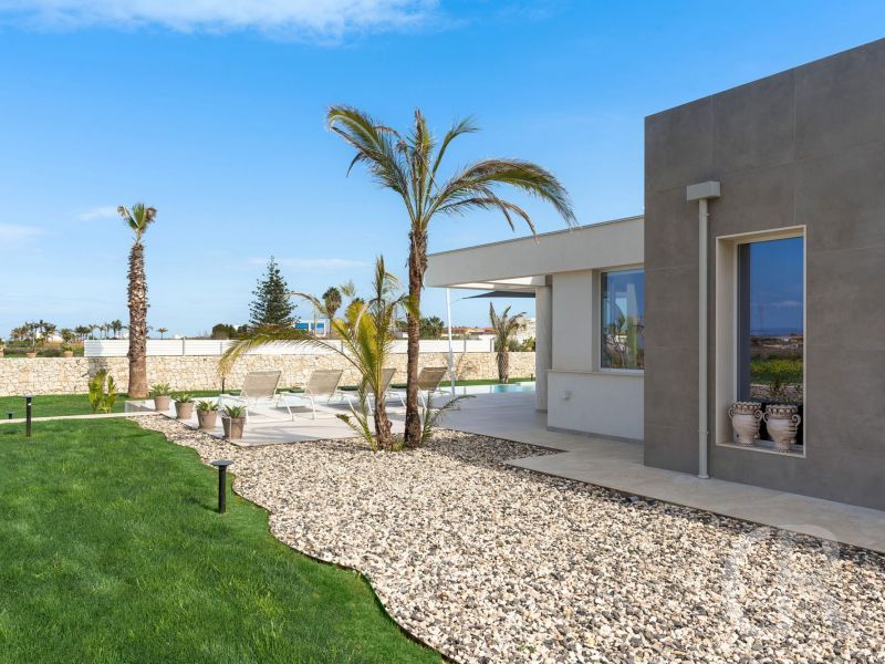 villa-paradisus-blick-auf-das-haus-vom-garten.jpg
