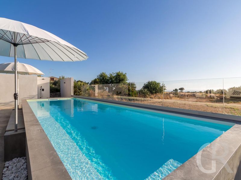 villa-persefone-pool-migt-sonnenschirmen.jpg