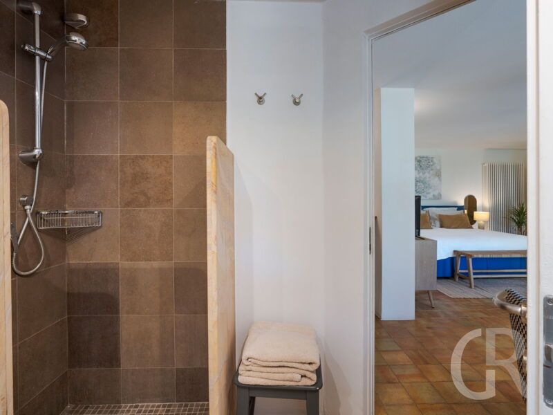 villa-pigna-blue-blick-ins-badezimmer.jpg