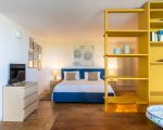 villa-pigna-blue-doppelbett-im-schlafraum.jpg