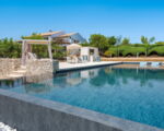 villa-pigna-blue-pool-mit-sonnenliegen.jpg