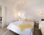 villa-ritrovato-grosses-weisses-bett.jpg
