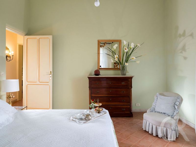 villa-san-ciro-schlafzimmer-mit-kommode.jpg