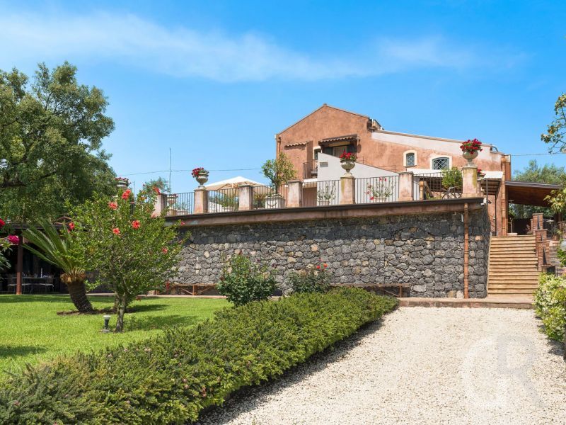 villa-saracina-blick-auf-das-ferienhaus.jpg