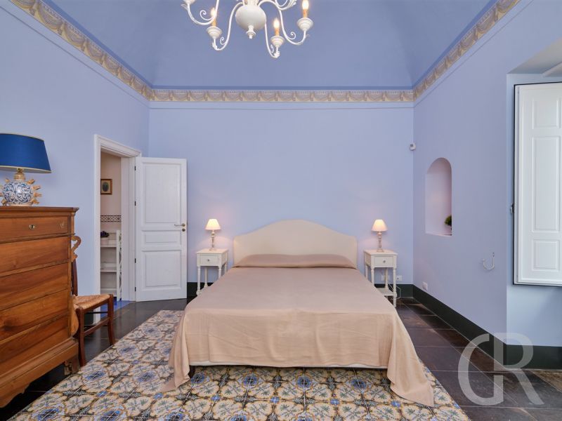 villa-scifazzo-kommode-im-schlafzimmer.jpg