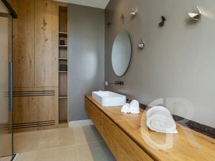 villa-trifilla-badezimmer-seitliche-ansicht.jpg