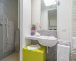 villa-venere-bad-mit-waschbecken-und-dusche.jpg