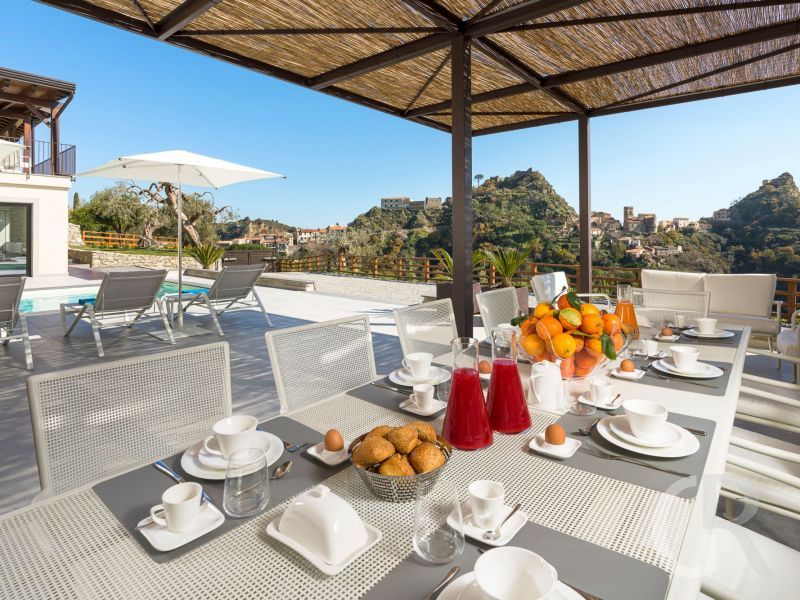villa-zagara-gedeckter-tisch-auf-der-terrasse.jpg