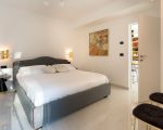 villa-zagara-graues-bett.jpg