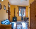 casa-capperi-wohnraum-mit-sofa-und-ofen.jpg