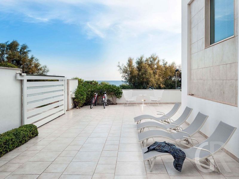 casa-contemplamare-2-terrasse-mit-sonnenliegen.jpg