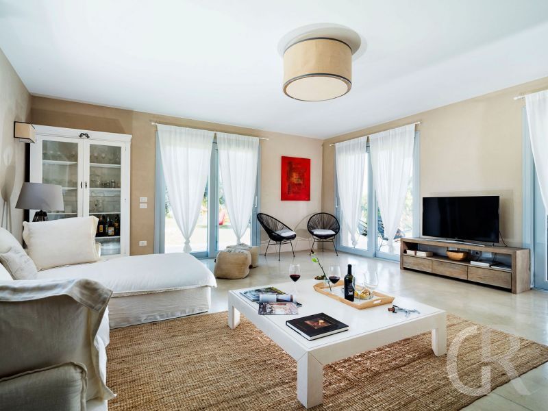 casa-degli-aranci-wohnzimmer-mit-tisch-und-sofa.jpg
