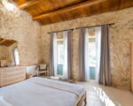 casa-ninetta-doppelbett-mit-kommode-und-ausgang-ins-freie.jpg