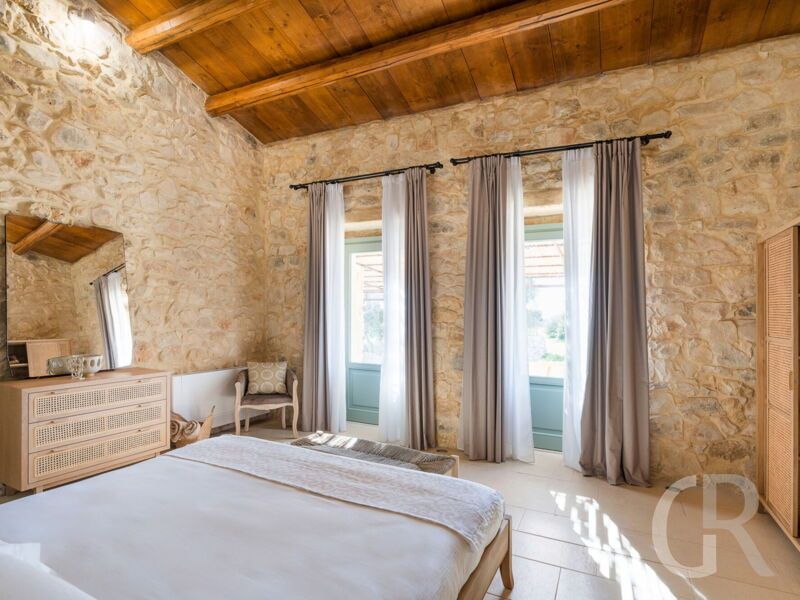 casa-ninetta-doppelbett-mit-kommode-und-ausgang-ins-freie.jpg