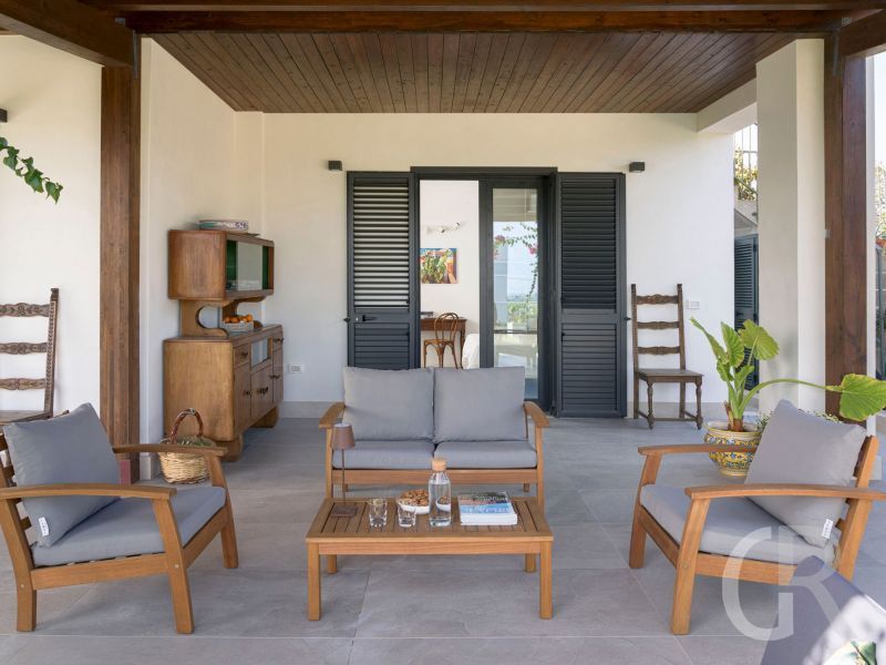 casa-tancredi-terrasse-mit-sitzmoebeln.jpg