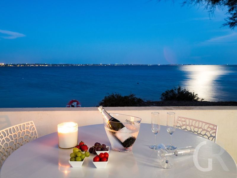 ferienhaus-baia-mar-terrasse-am-abend.jpg